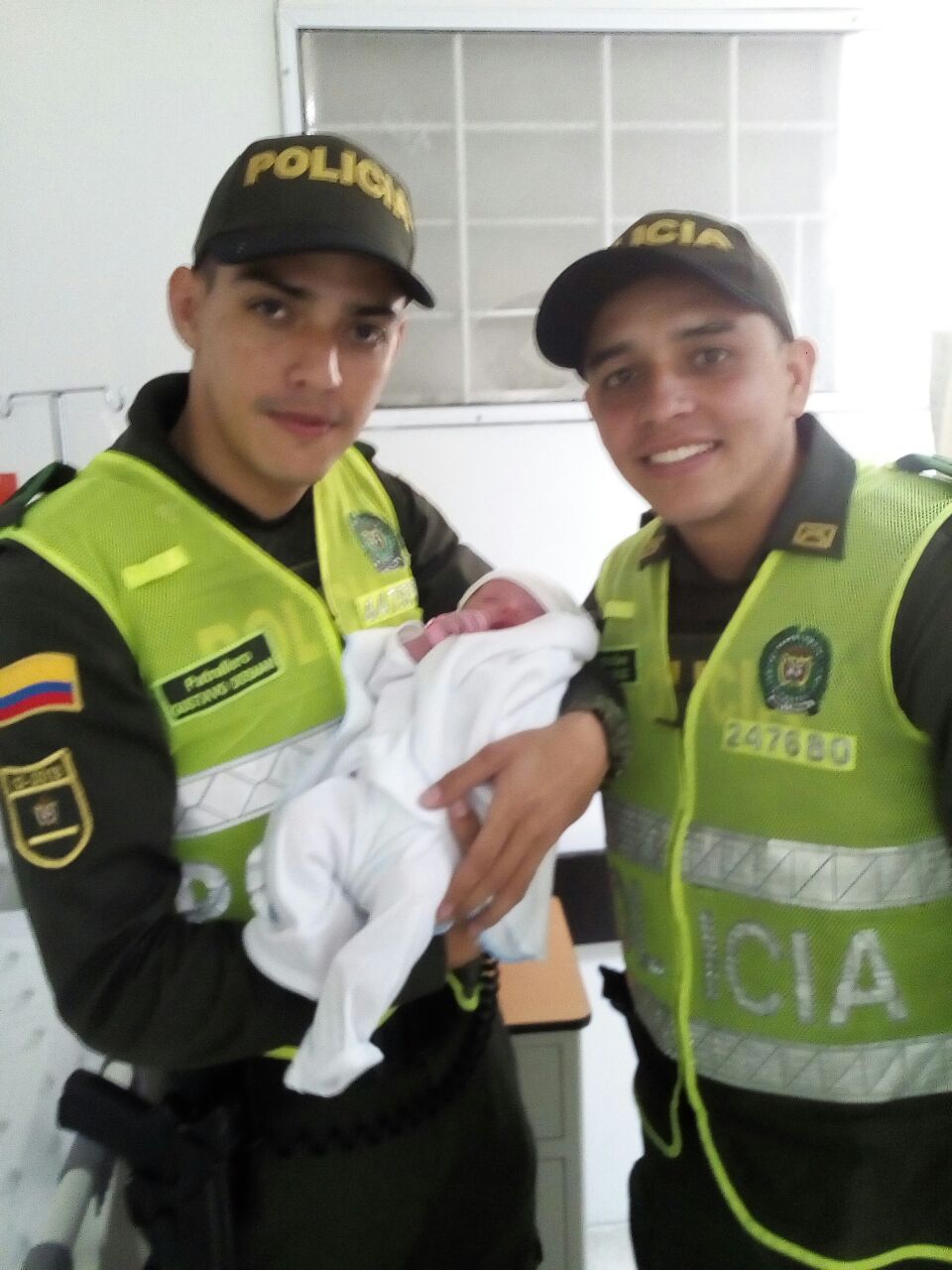 Parto atendido por policías en Cali Policías garantizan vida y bienestar