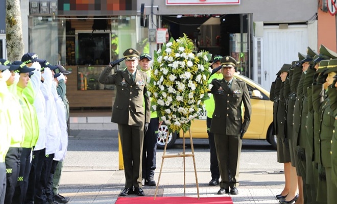varios policías, un ramo de flores