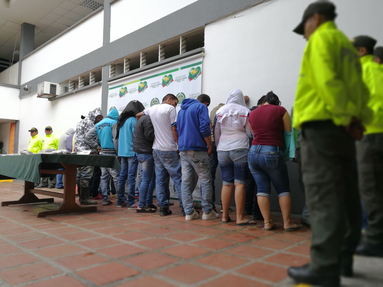 Con 35 allanamientos policía desarticula la estructura criminal de 'los kioskos' Un arma, estupefacientes y 20 millones en efectivo fueron incautados en operación contra 'Los kioskos'
