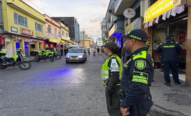 tres policías, varios establecimientos, varias motos, un carro