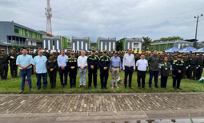 A partir de hoy 84 jóvenes Auxiliares de Policía reforzarán la seguridad y convivencia ciudadana en Villavicencio En una ceremonia juraron ante la bandera nacional defender la vida y proteger los derechos de todos los ciudadanos en esta importante región del país.