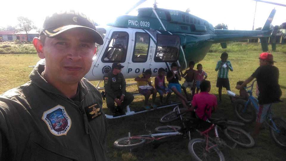 Policía en helicoptero juega con los niños, un mundo sin drogas