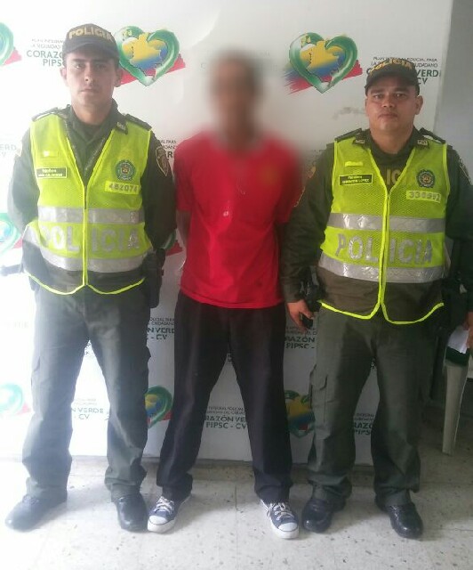 Responsable de lanzar acido a un jóven en Cali Quien lanzó acido al rostro de una persona, tendría 60 años