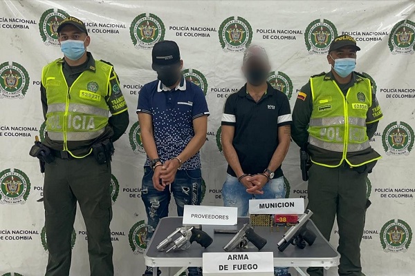 Con tres armas de fuego fueron capturadas dos personas en un bus de servicio público  2 personas capturadas-policías custodiando-armas de fuego incautadas