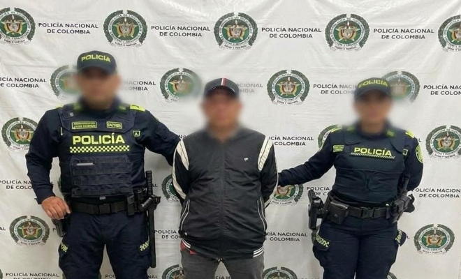 Dos uniformados de la Polic&iacute;a Nacional con un ciudadano capturado por orden judicial vigente por el delito de concierto para delinquir