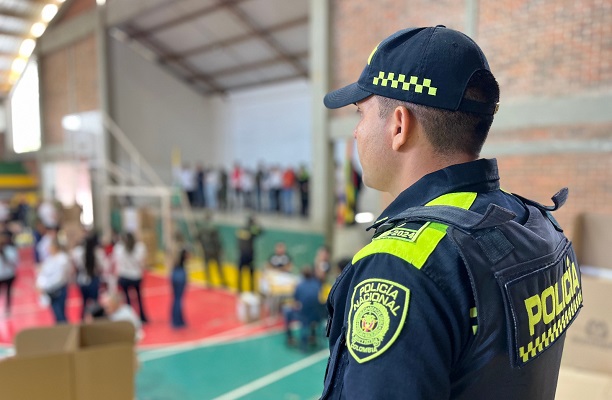 Uniformado de la Polic&iacute;a Nacional prestando seguridad al interior de un puesto de votaci&oacute;n.