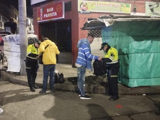Desarrollamos planes de registro y control en el centro y la Galería de la ciudad En la Galería de Manizales la Policía Nacional realizó planes de control