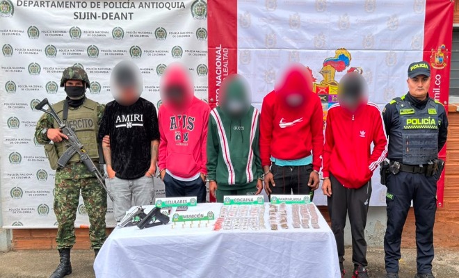 Polic&iacute;a y Ej&eacute;rcito custodian capturados y armamento