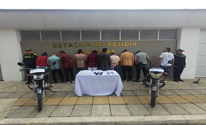 Policias custodian personas capturadas, elementos y motocicleta incautada 