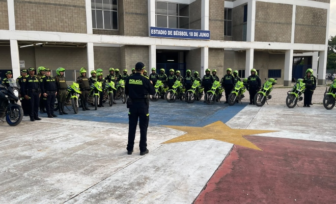 Señor coronel Héctor Ruiz Arias Comandante de la policía metropolitana de Montería brindando instrucción al personal policial 