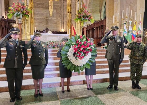 En la Catedran Basílica de Manizales realizaron eucaristía por el aniversario de la Policía Nacional Ofrensa floral en conmemoración a los héroes caídos
