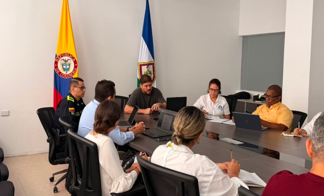 un señor oficial de la policía Nacional  con seis funcionarios de la gobernación de cordóba  