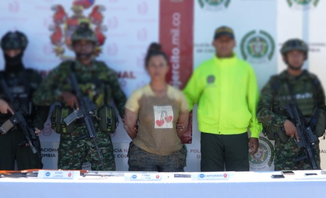 Polic&iacute;a y ejercito custodian una persona capturada   