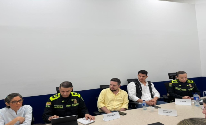 cinco perosnas en reunion sobre acciones que fortalezcan la seguridad en la ciudad de montería e intensificando acciones