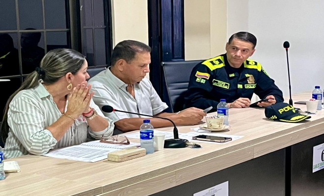 tres personas en reunión sobre comicios electorales