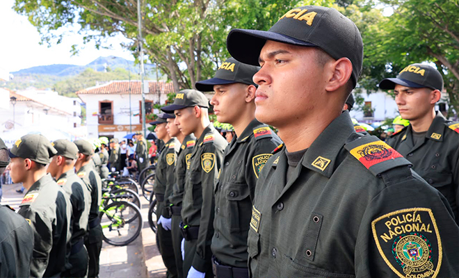 Formaci&oacute;n de los 85 nuevos auxiliares de Polic&iacute;a donde realizaron el tradicional y solemne  juramento de bandera en el parque principal de San Gil