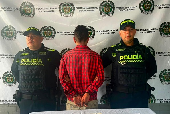 Hombre capturado con dos Policías.