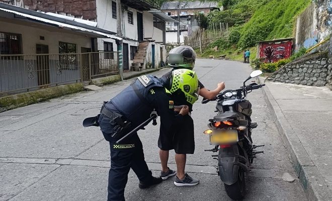 Un policía realizando un registro a un ciudadano 