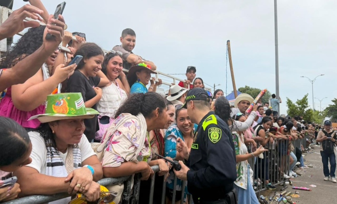 comandante de la policía metropolitana de san jerónimo  montería saludando a la ciudadanía en la feria nacional de la ganadería  
