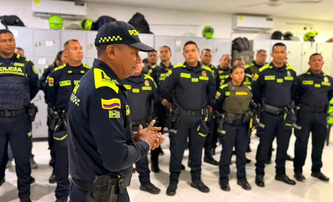 Se&ntilde;or comisario dando instrucci&oacute;n a un grupo de polic&iacute;as en formaci&oacute;n 