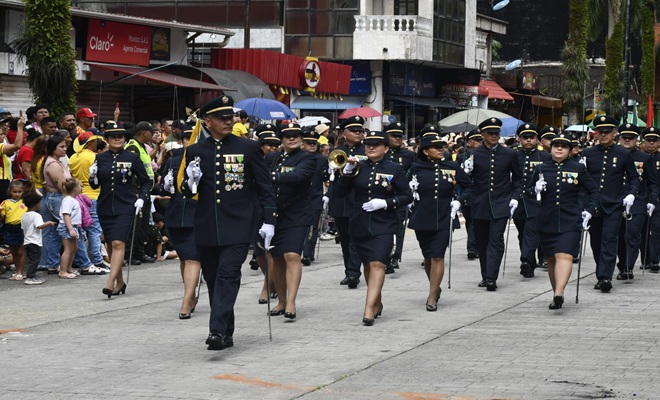 Bloque mandos del nivel ejecutivo desfilando