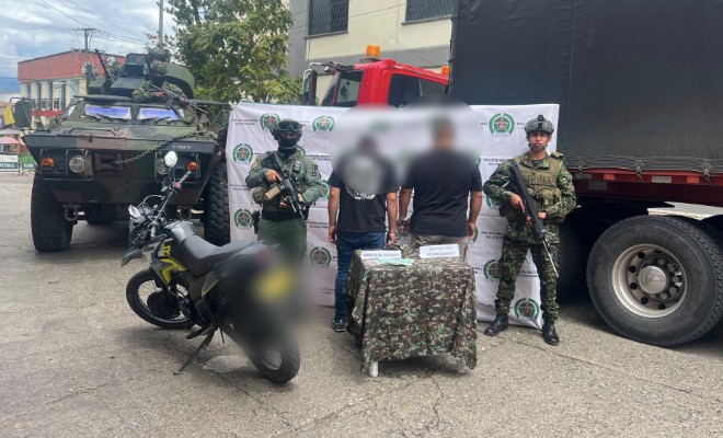 Dos Capturados con mercancia y vehiculos incautados,  en custodia de miembros de la Policia Nacional y Ejercito Nacional