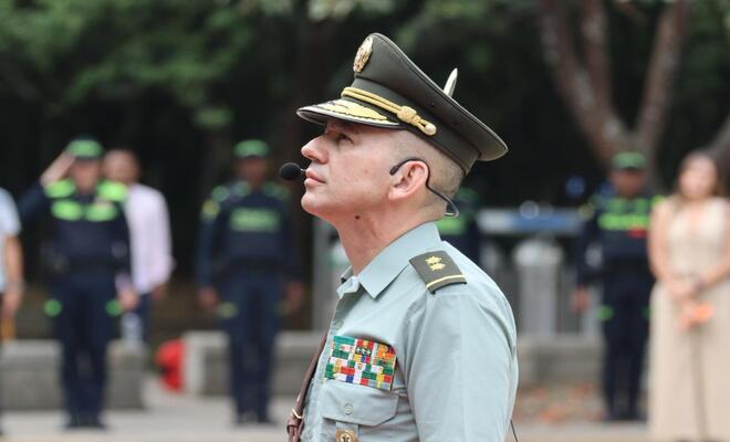 General Henry Yesid por instrucción del mando institucional recibe la Policía Metropolitana del Valle de Aburrá 