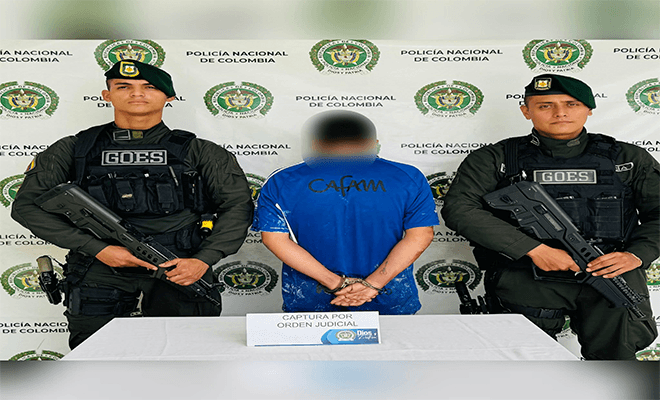 Una persona capturada por dos polic&iacute;as