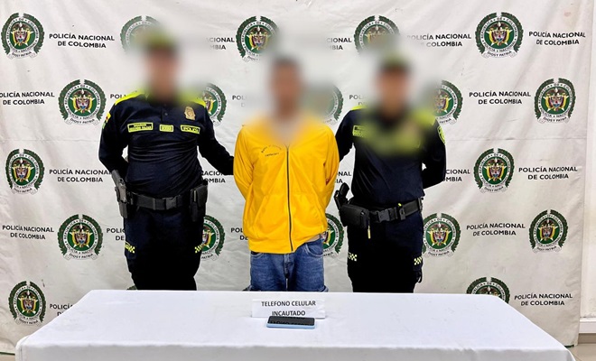 Dos funcionarios policiales una persona capturada un celular incautado por orden judicial