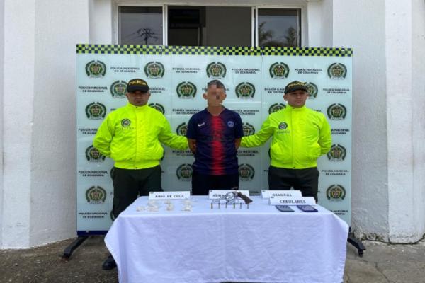 Policía Nacional captura en flagrancia a “Porras”  Policía Nacional captura en flagrancia a “Porras” con un revólver calibre 38 en Barrancabermeja Policía Nacional captura en flagrancia a “Porras” con un revólver calibre 38 en Barrancabermeja