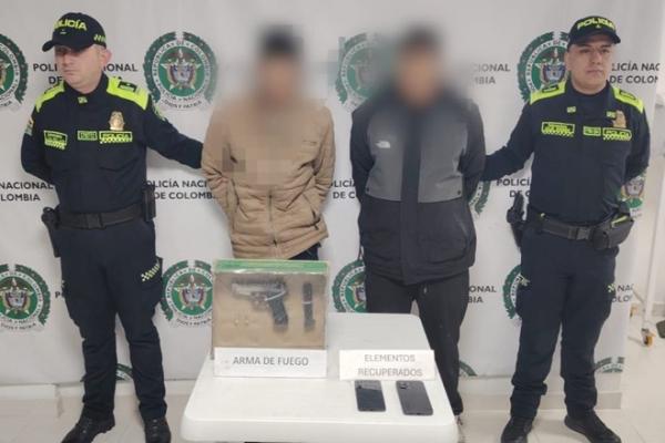 Dos funcionarios policiales con dos capturados, recuperación de equipos móviles e incautación de un arma de fuego