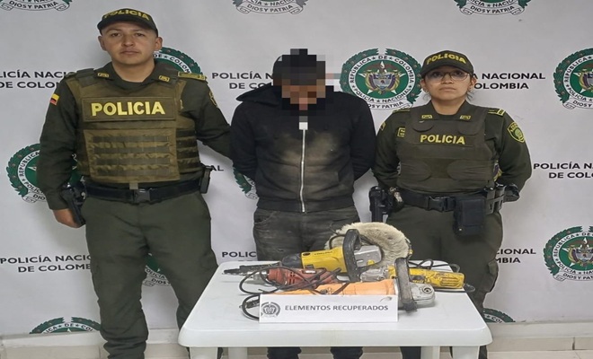 Dos Polic&iacute;as y en el centro de la foto un hombre detenido, con elementos recuperados 