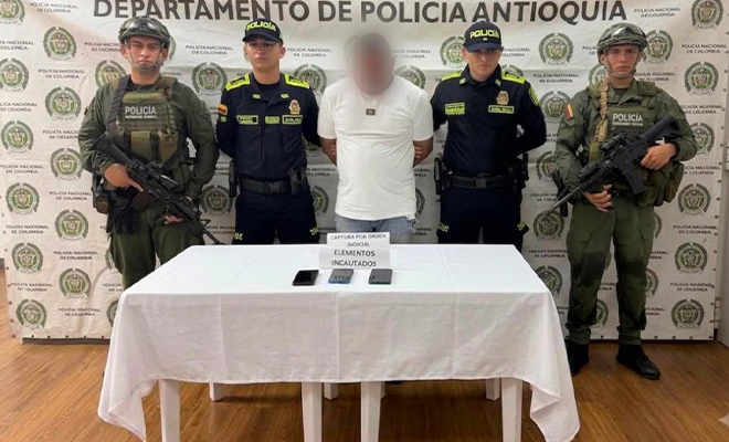 Capturado alias 'Carlos Way' es custodiado por cuatro funcionarios de Polic&iacute;a.