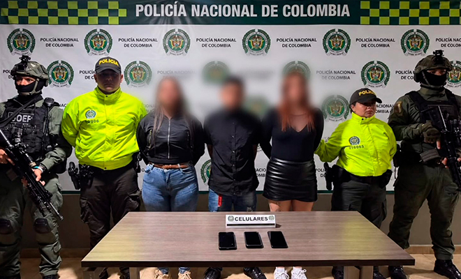 Tres capturados presuntos integrantes del Clan del Golfo, son custodiados por la Polic&iacute;a Nacional