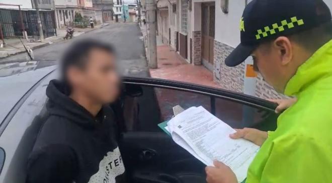 Lectura de derechos a alias Camilo, capturado por hurto, por parte de la Polic&iacute;a Metropolitana de Ibagu&eacute;.