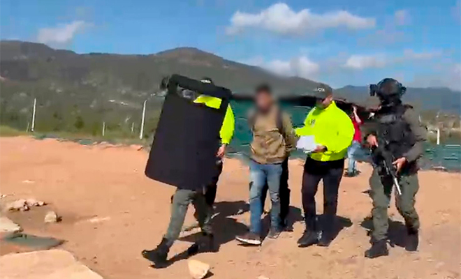 El capturado alias 'Firulais', presunto integrante del ELN, es trasladado por la autoridades colombianas