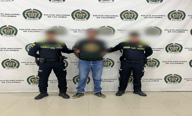 dos uniformados de la polic&iacute;a nacional con una persona capturada por el delitos sexuales 