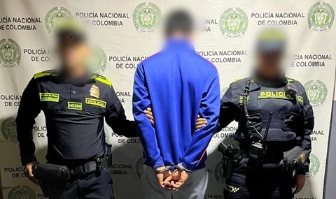 2 funcionarios policiales  1 persona capturada