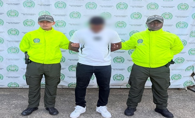 Uniformados de la Polic&iacute;a Nacional presentan a una persona capturada mediante orden judicial en Quibd&oacute;, requerida por el presunto delito de explotaci&oacute;n sexual comercial de persona menor de 18 a&ntilde;os, en desarrollo de actividades investigativas adelantadas por la Seccional de Investigaci&oacute;n Criminal 