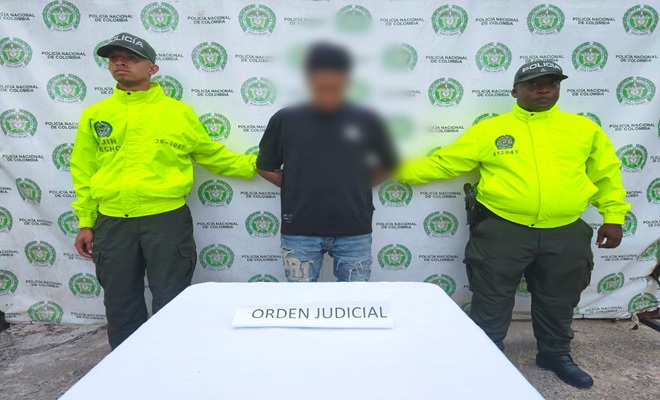 Uniformados de la Polic&iacute;a Nacional presentan a una persona capturada mediante orden judicial en Quibd&oacute;, requerida por una autoridad judicial del departamento de Arauca por el presunto delito de hurto calificado y agravado.