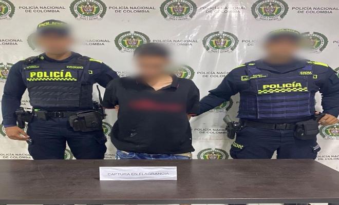 dos uniformados con una persona capturada por ele delito de estafa 