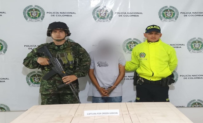 Un hombre capturado por orden judicial de un hombre de 20 a&ntilde;os por homicidio agravado y porte ilegal de armas