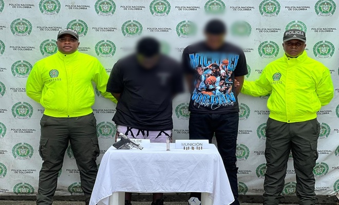 Uniformados de la Polic&iacute;a Nacional presentan a dos personas capturadas en Quibd&oacute; por el presunto delito de fabricaci&oacute;n, tr&aacute;fico, porte o tenencia de armas de fuego, accesorios, partes o municiones. En la mesa de evidencia se observa un arma de fuego, munici&oacute;n y elementos incautados durante el procedimiento