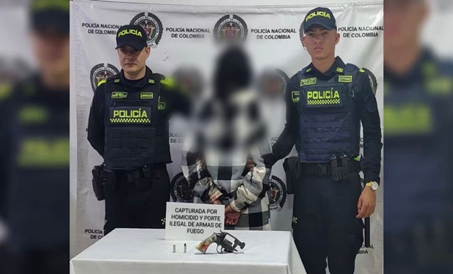 Mujer capturada con arma de fuego incautada en banner con dos Policías 