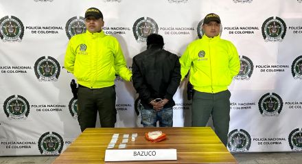 Capturada una persona tras operativos contra el tráfico de estupefacientes  En un contundente operativo contra el tráfico de estupefacientes, la Seccional de Protección y Servicios Especiales, en articulación con unidades de Inteligencia Policial y demás especialidades de la Policía Nacional en Pasto, llevó a cabo tres registros y allanamientos en el corregimiento de Obonuco. Las acciones, coordinadas por la Fiscalía 14 Seccional EDA, resultaron en la captura en flagrancia de una persona implicada en actividades delictivas relacionadas con estupefaciente