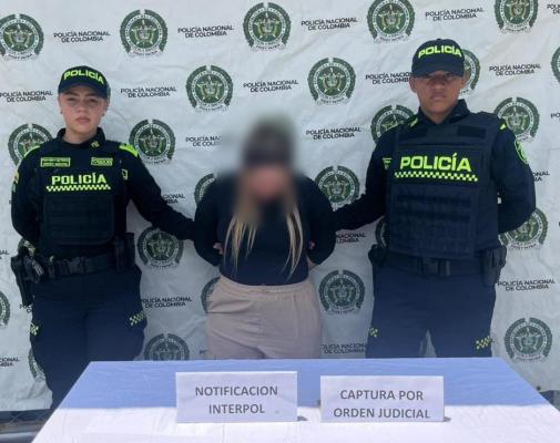 Dos polic&iacute;as custodian a una capturada
