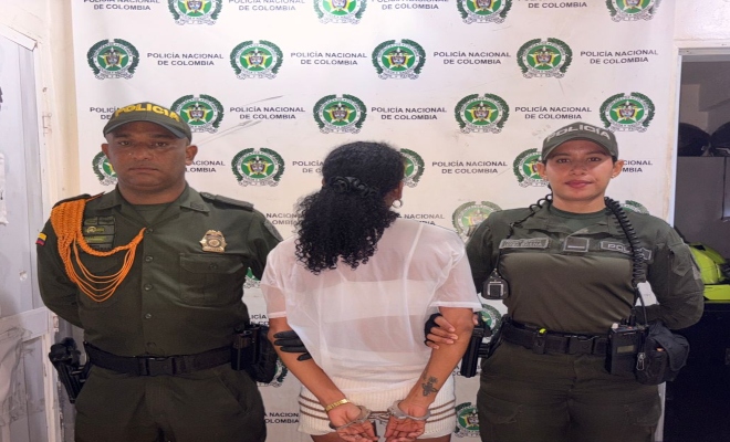 Dos policías, una capturada