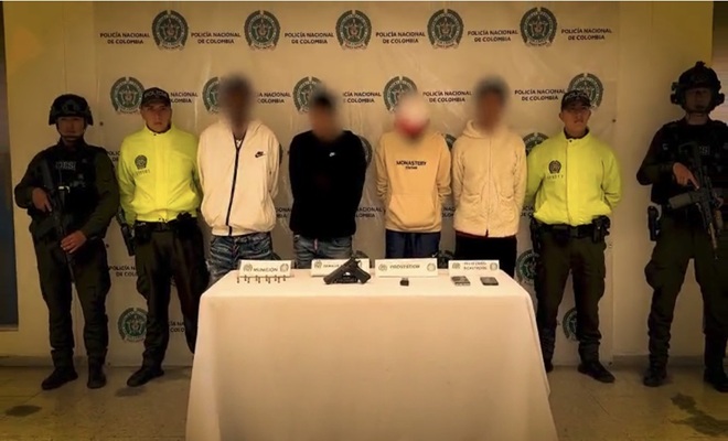 cuatro uniformados policiales, y cuatro ciudadanos capturados en la imagen