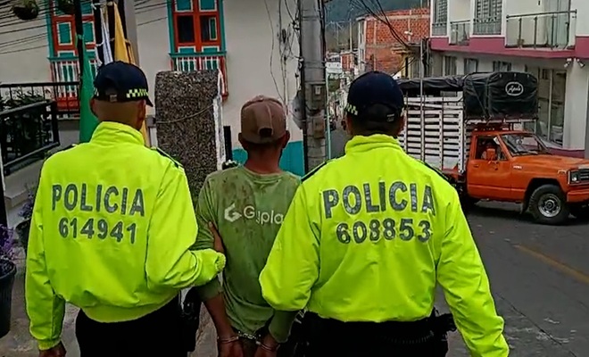  Policías de SIJIN trasladan a ciudadano capturado 