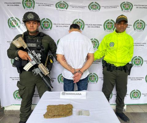 Dos Policías con el Capturado Alias Machete en en el Meta